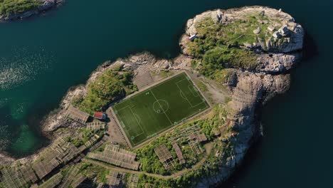 Estadio-De-Fútbol-De-Noruega-Lofoten-En-Henningsvaer-Desde-Arriba.