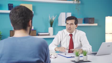 el entrenador de vida alegre y entretenido enseña a su joven estudiante o cliente.