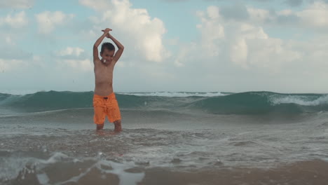 Joven-Feliz-Disfrutando-Del-Atardecer-En-La-Playa.-Niño-Alegre-Atrapando-Olas-En-La-Orilla-Del-Mar.