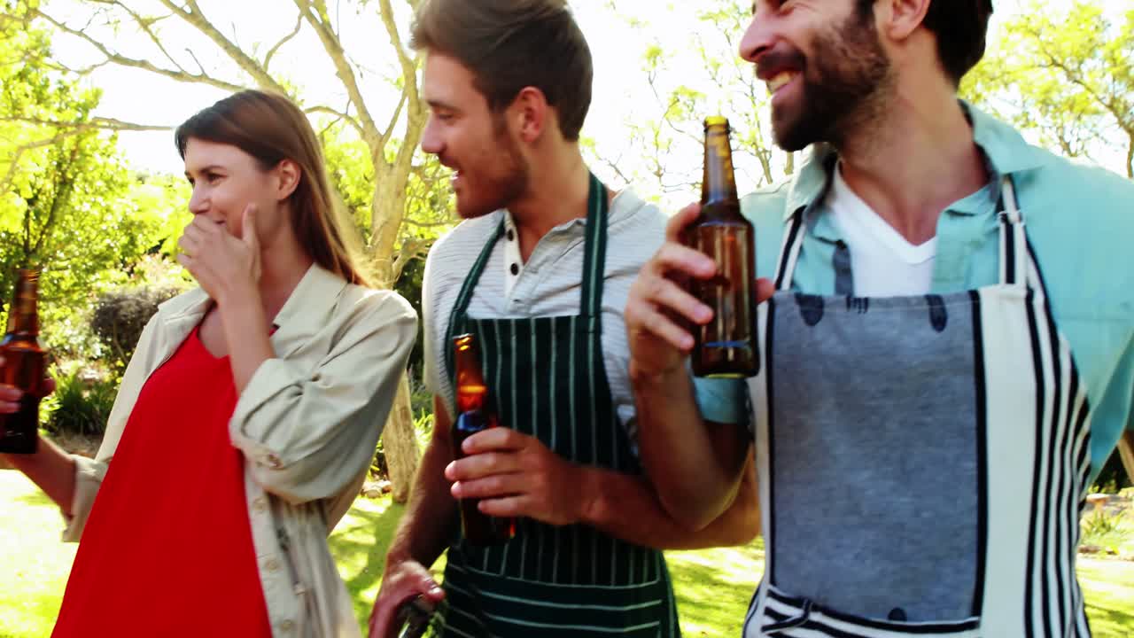 grupo de amigos brindando una botella de cerveza en el parque