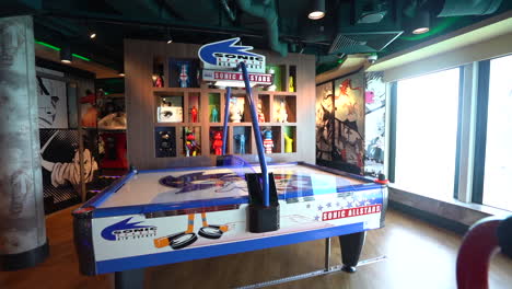 Zona-De-Juegos-De-Mesa-De-Air-Hockey-Para-Niños-En-Un-Crucero