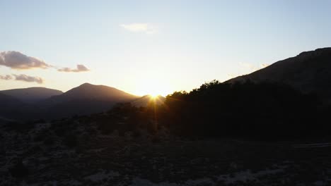 Viaje-Al-Amanecer-O-Al-Atardecer-Y-Vista-De-La-Llanura-Y-La-Montaña