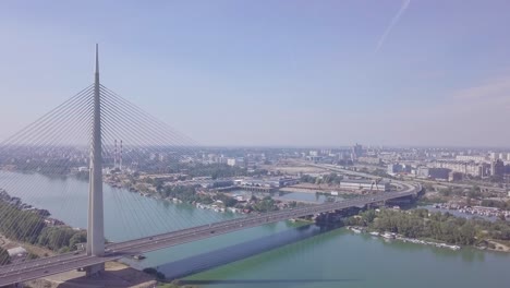 increíble apertura 4k toma del puente ada en belgrado, el lago ada y el nuevo belgrado