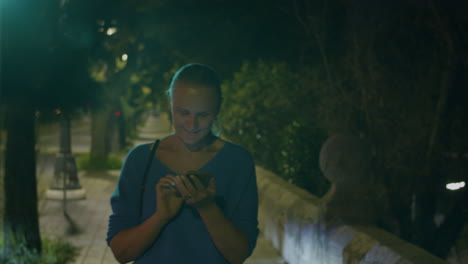 una chica con un teléfono en las manos