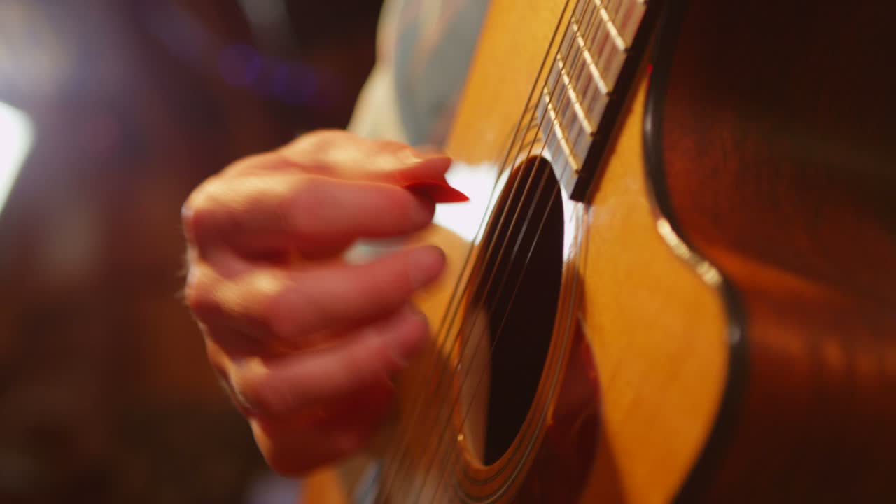Close-up di una mano che suona la chitarra
