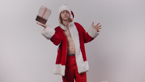 el terrible santa jake atrapa el regalo antes de lanzártelo casualmente