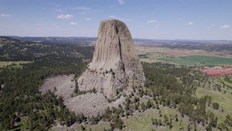 A-drone-shot-of-Devils-Tower,-a-massive,-monolithic,-volcanic-stout-tower,-or-butte,-located-in-the-Black-Hills-region-of-Wyoming