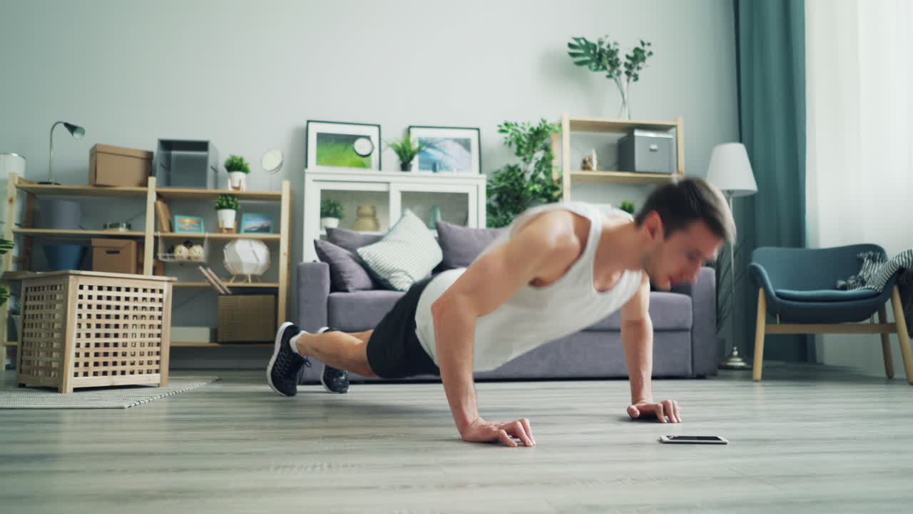 hombre haciendo flexiones en casa