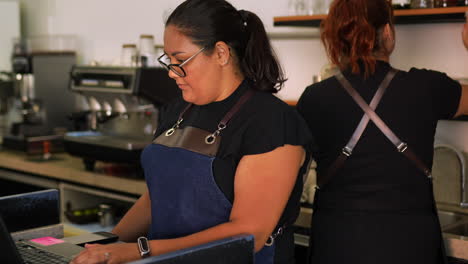 women working in a cafeteria