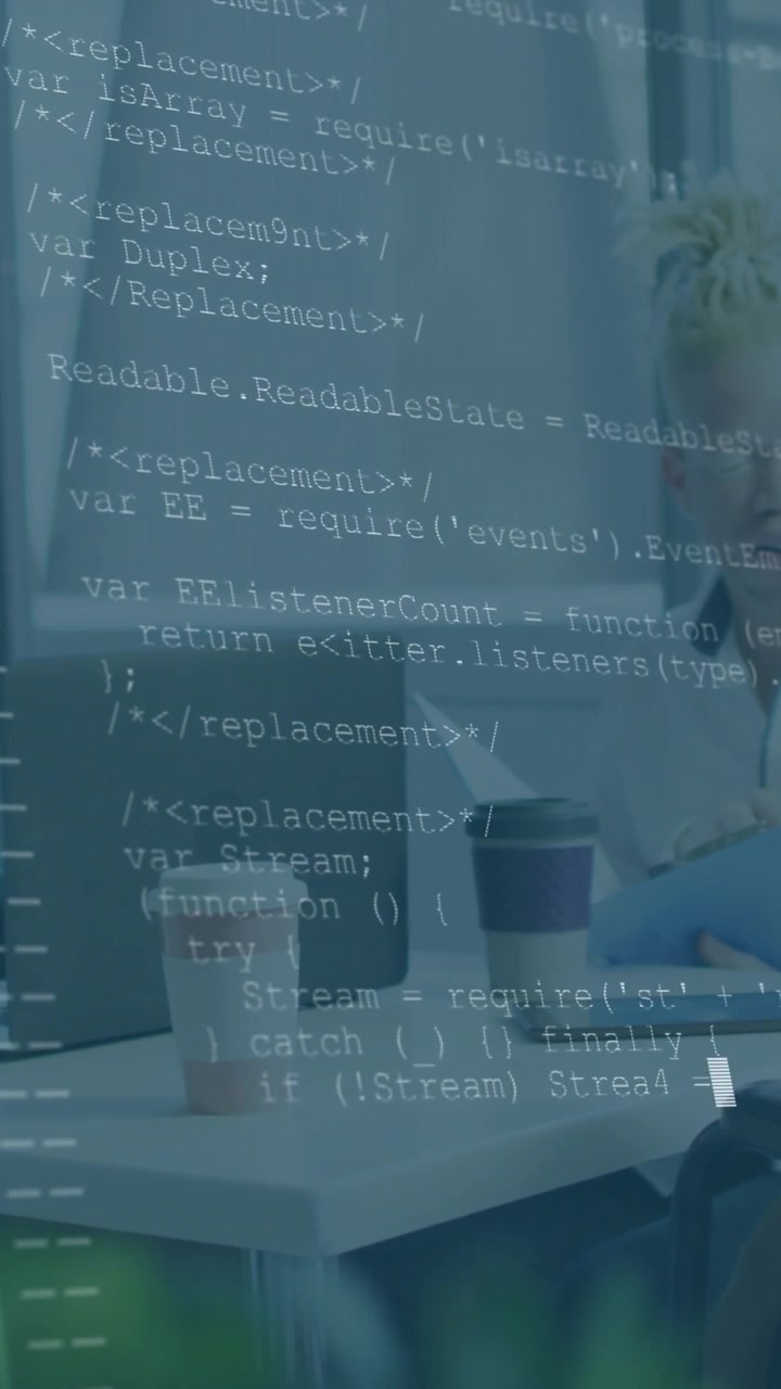 Verticale video: Ontwikkelaar typt op laptop, code-overlay verschijnt over de tafel tijdens een collegiale beoordeling.