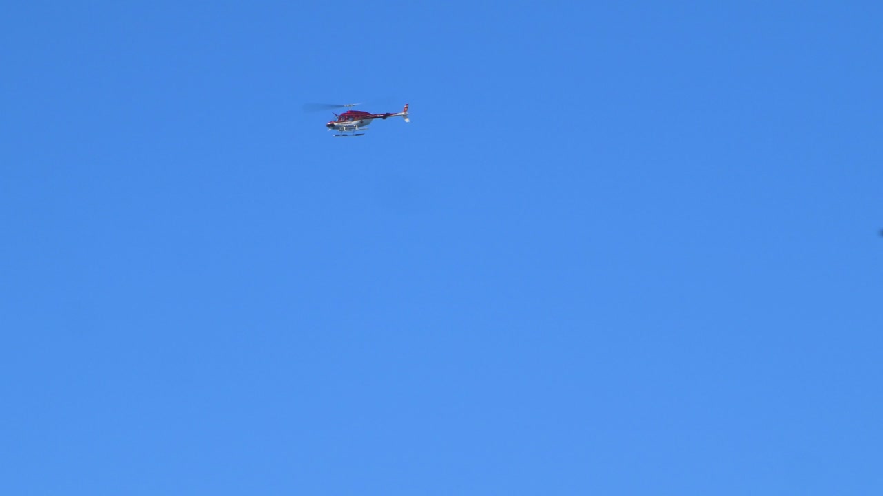 개인 헬리콥터 비행의 먼 전망, 배경의 맑고 푸른 하늘, 라스 아메리카스, 테네리페, 스페인, 화창한 여름날, 휴대용 추적 샷