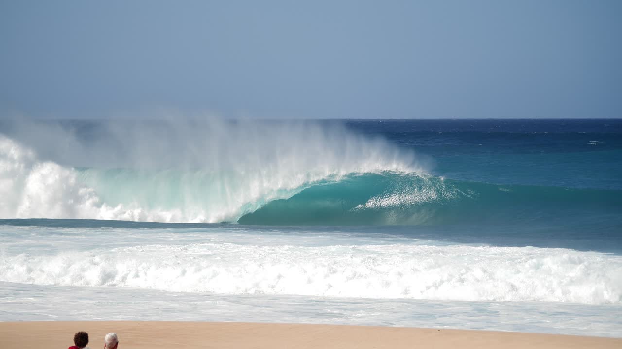 una ola loca y vacía en el oleoducto de banzai, hawai.