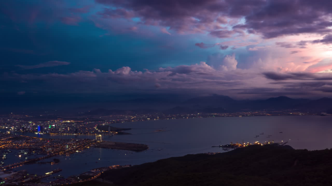 빠르게 진행되는 도시 경관의 공중 초저속 - 낮부터 밤까지