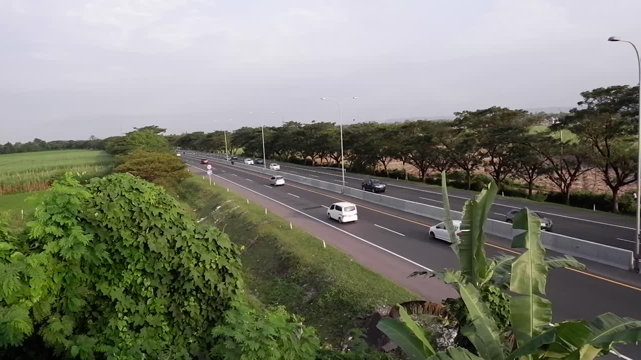 vista panorámica de la carretera de peaje cipali cikampek palimanan, cirebon java occidental, indonesia, asia