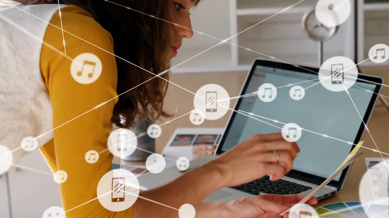 animación de la red de conexiones con iconas de los medios sobre la mujer de negocios caucásica en la oficina