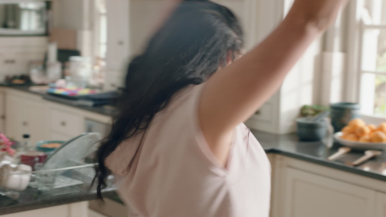 행복한 과체중 십대 소녀가 부 ⁇ 에서 춤을 추고 즐겁게 주말을 축하하고 집에서 재미있는 춤 동작을 하고 주말 축하를 즐기고