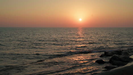 una fantástica puesta de sol roja sobre el mar mediterráneo vista desde albania