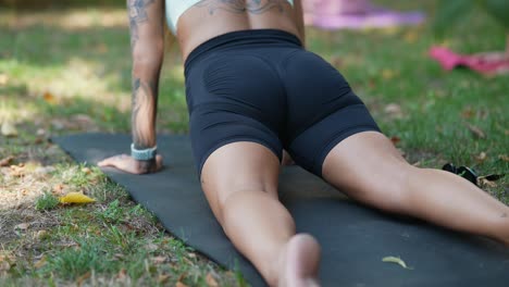 mujer practicando yoga al aire libre