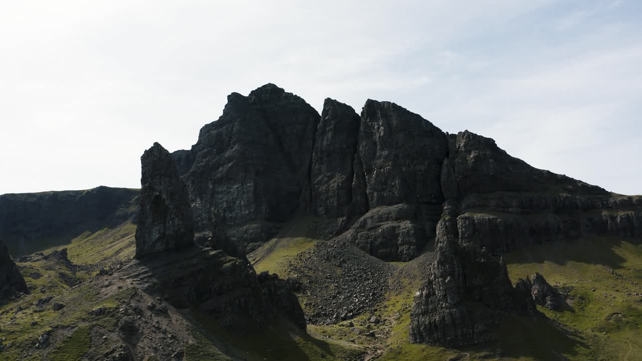 vista aérea alejándose del viejo hombre de storr de escocia con cielos nublados