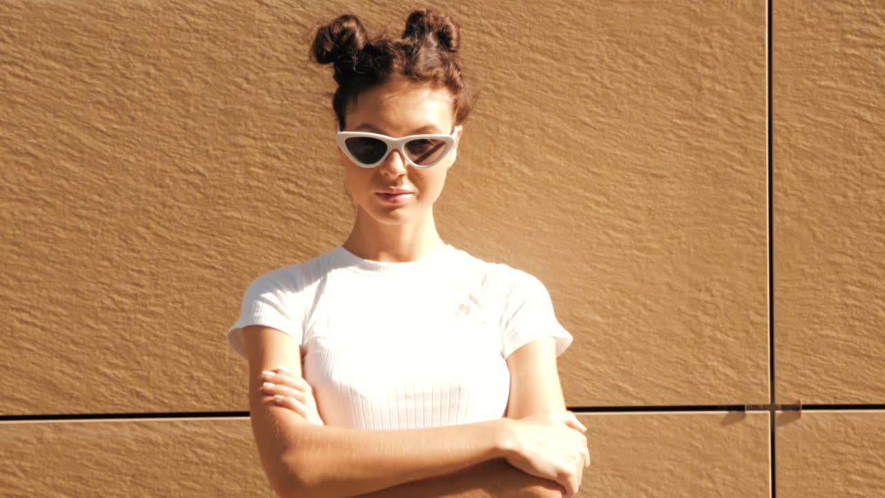 유행 의 옷 을 입은 세련 된 여자