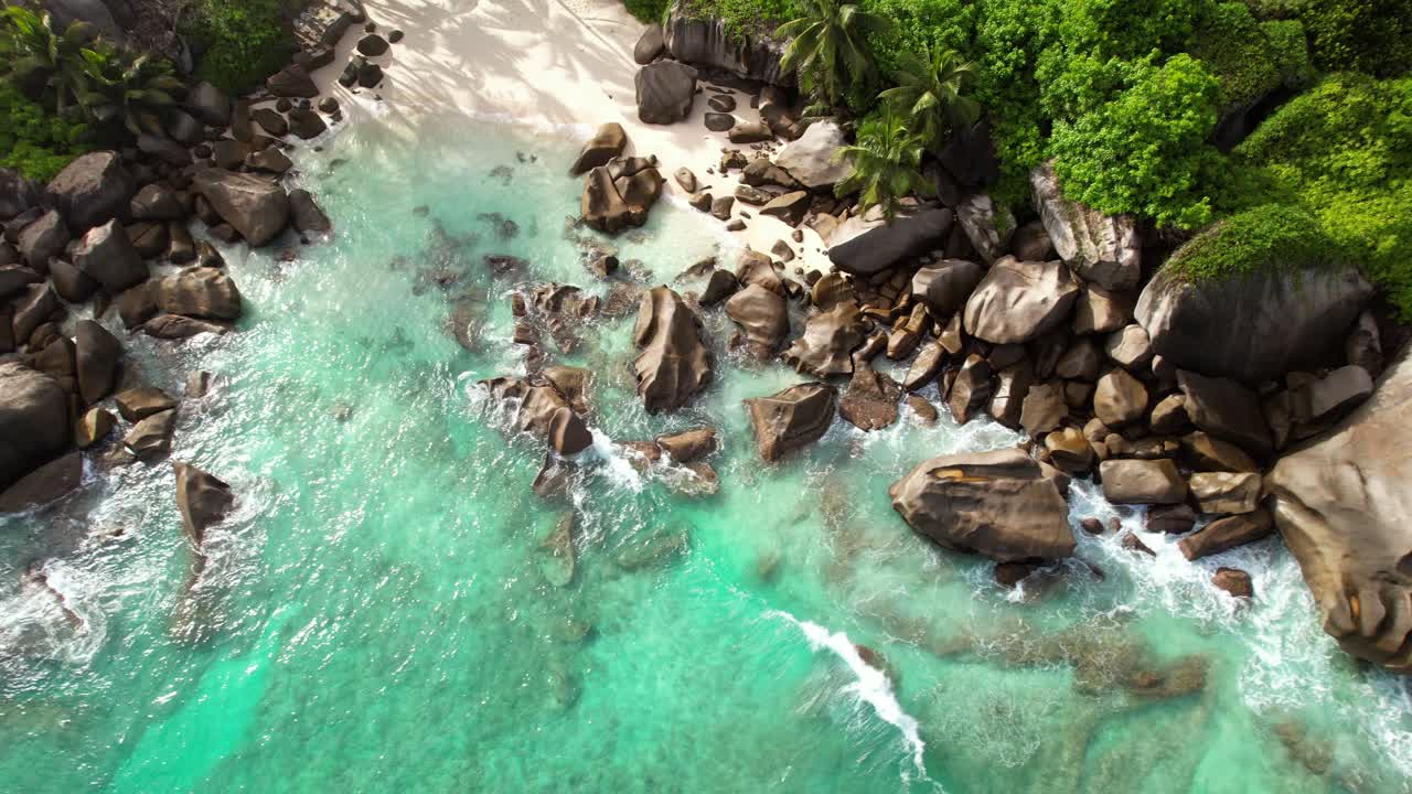 tomada de avión no tripulado de la playa oculta cerca de la playa de north east point, enormes rocas, playa de arena blanca y agua turquesa, mahe seychelles 30fps 1