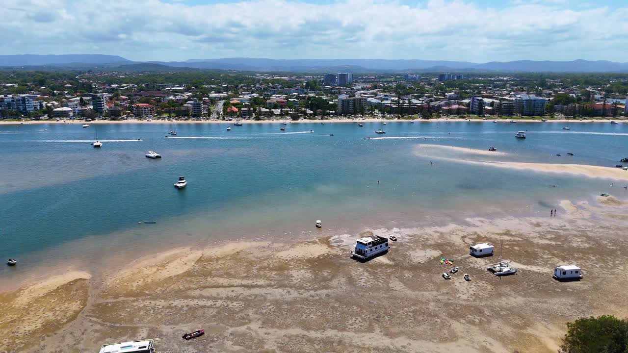 모래 해변 과 은 물 근처 에 정박 한 배 들