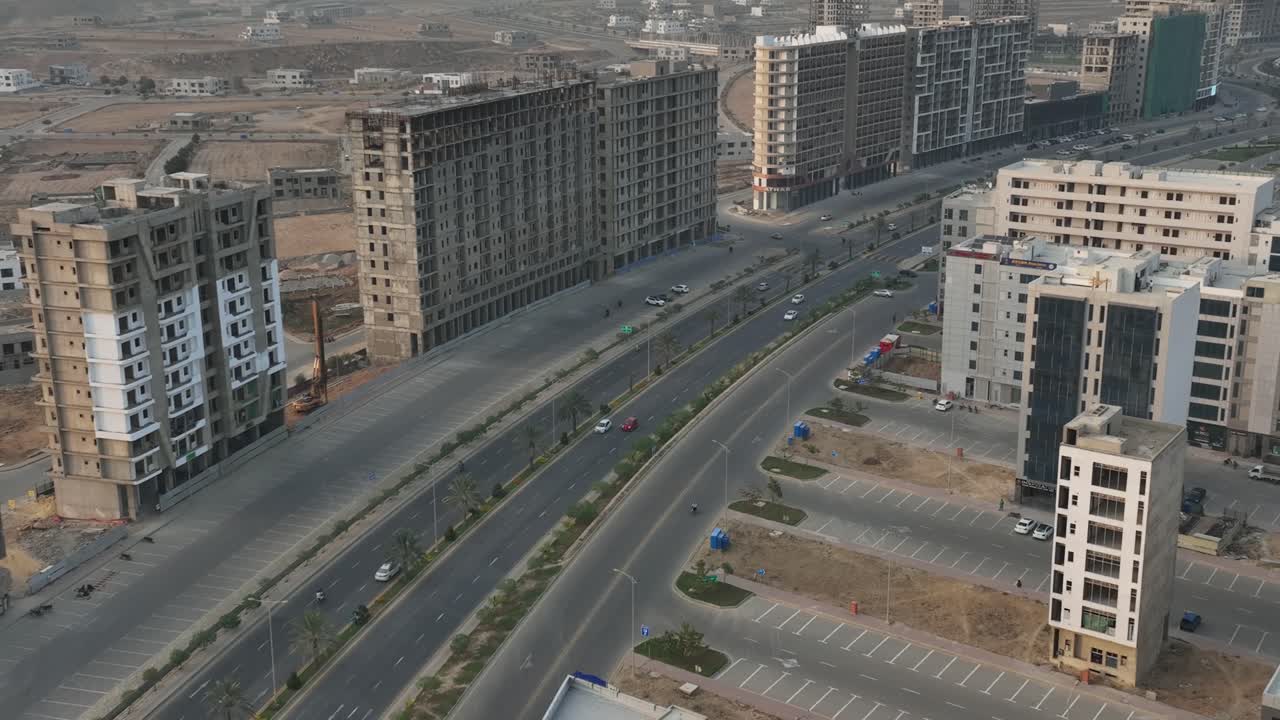 vuelo aéreo sobre apartamentos y desarrollos de edificios en la ciudad de bahria en karachi