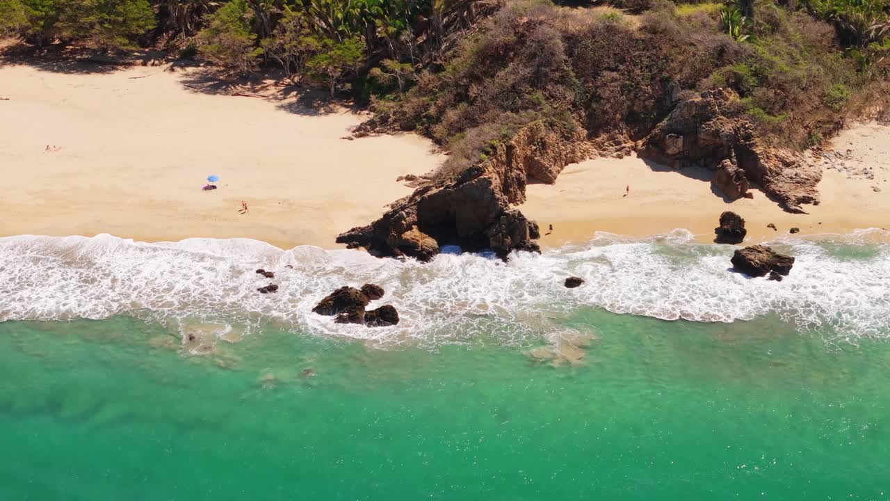 gente relajándose en una playa aislada de arena blanca en sayulita, méxico