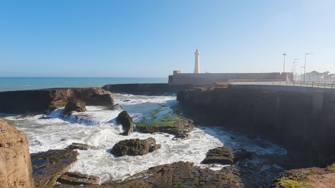 파도가 바위에 부 ⁇ 히고, 절벽에  ⁇ 어지고, 라바트 등대는 대서양 연안에 있습니다.