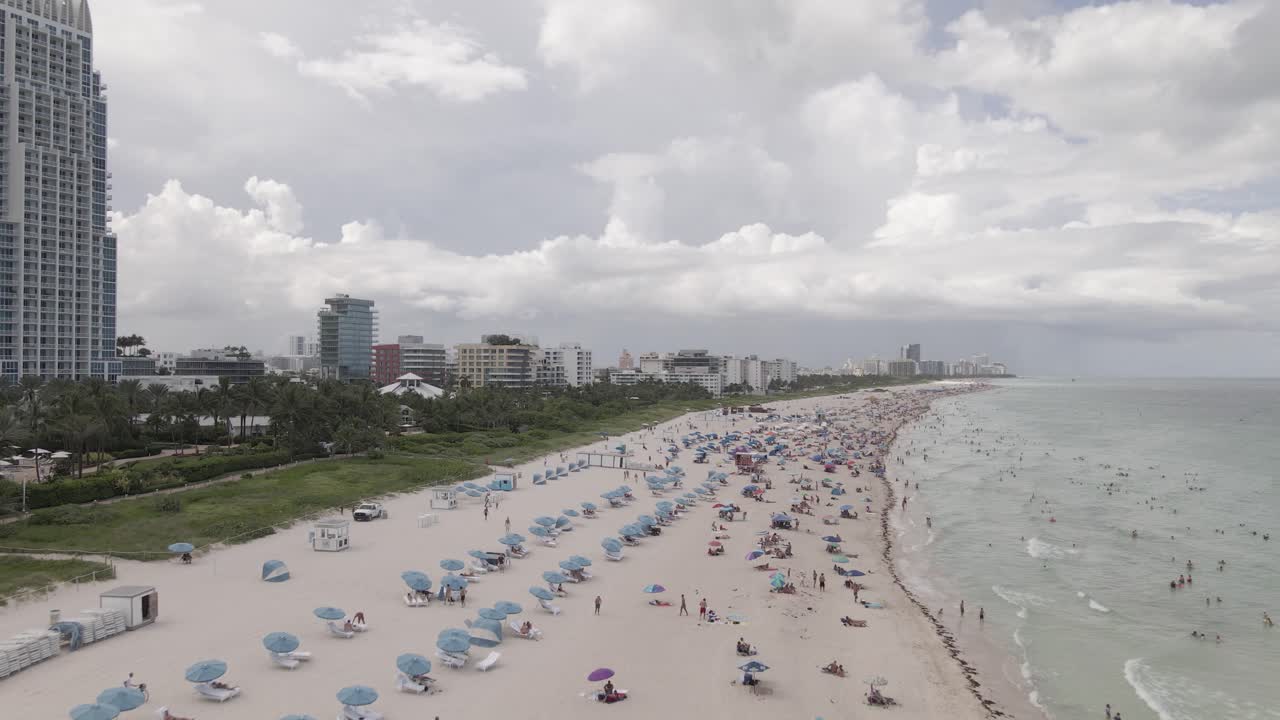abarrotado south beach vuelo aéreo bajo bajo cielo de verano de nubes pesadas
