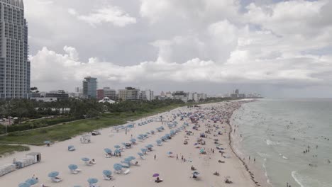 abarrotado south beach vuelo aéreo bajo bajo cielo de verano de nubes pesadas