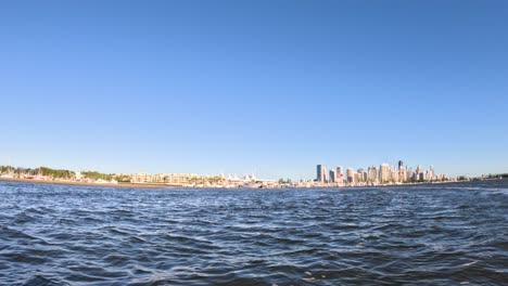 paseo en barco panorámico que muestra el horizonte de la costa dorada