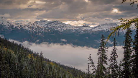 lapso de tiempo, sincronicidad de nubes y niebla, moviéndose por encima de los picos y el valle del parque nacional de banff, alberta, canadá