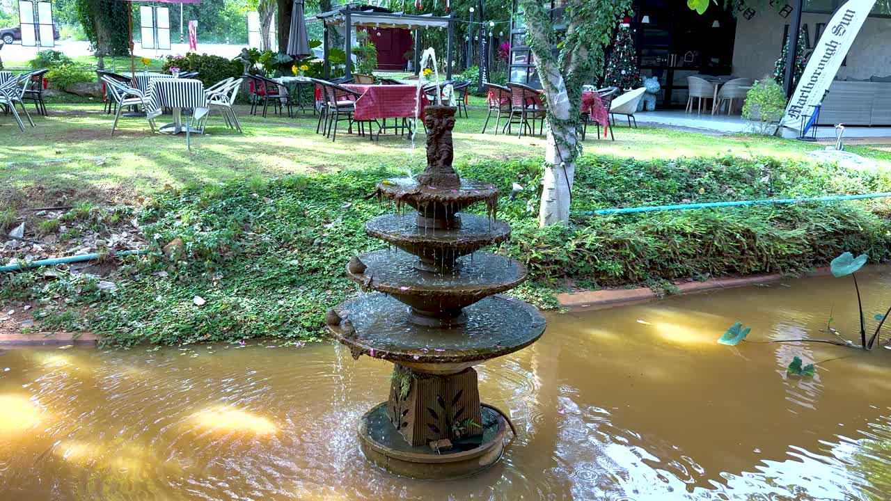 울창 한 초록색 과 조용 한 물 가운데 있는 분수