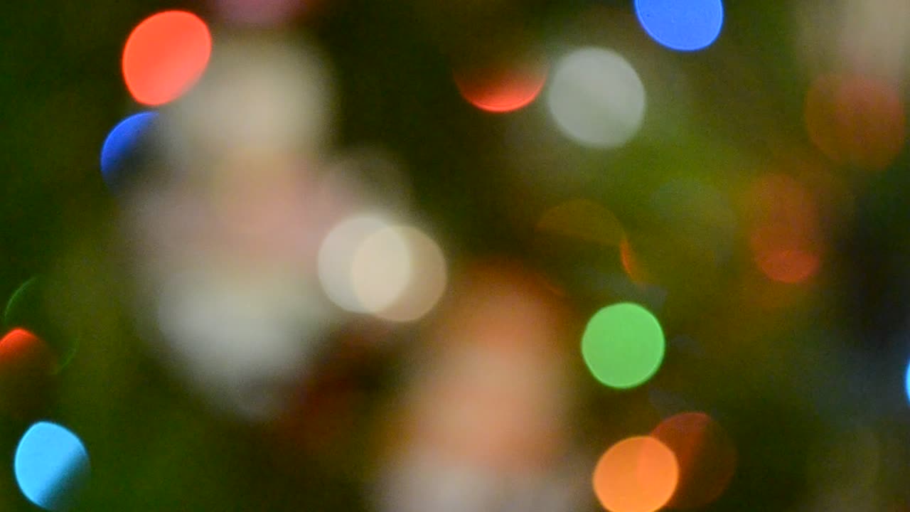 Immagine sfocata di luci accese su un albero di Natale