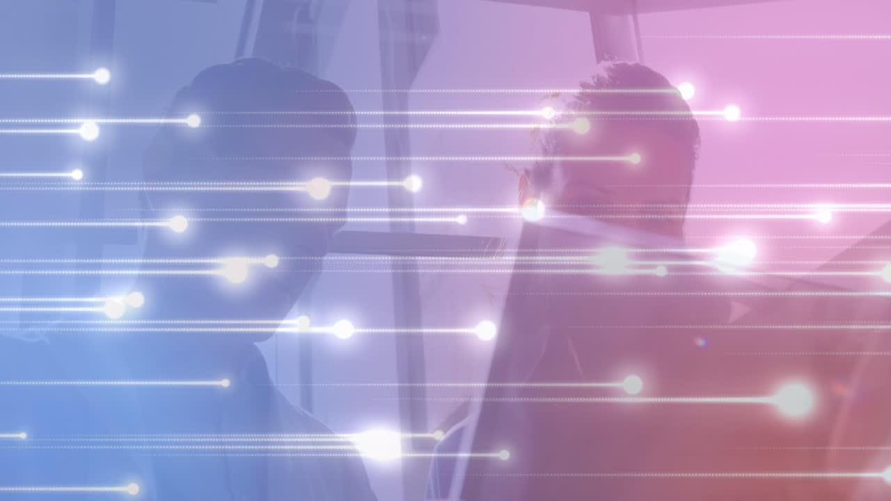 animación de luz brillante sobre médicos caucásicos masculinos y femeninos con computadora portátil