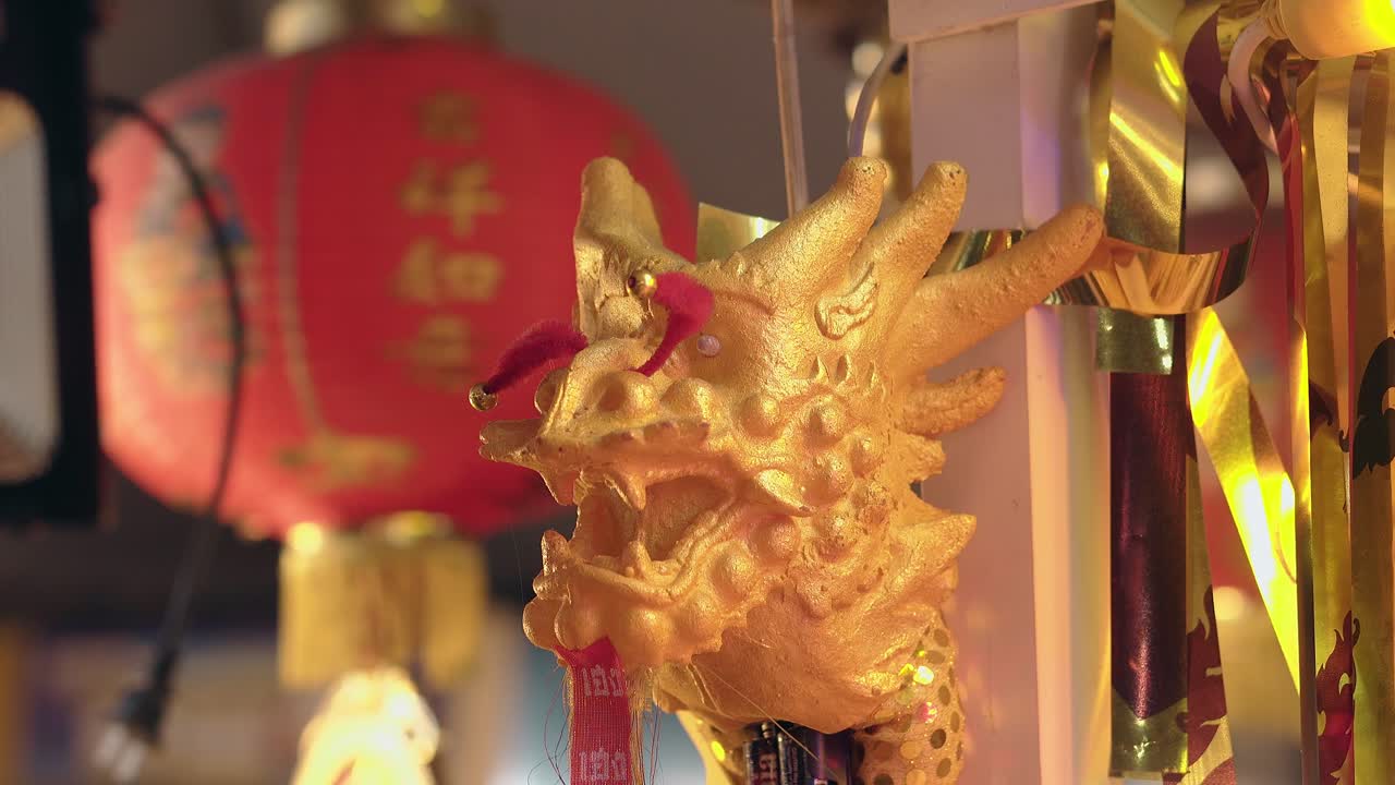 figura del dragón chino contra el oro cintas brillantes y linterna