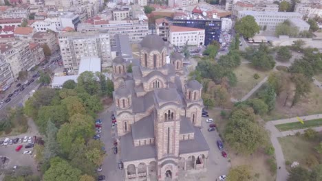Aufsteigende-4K-Luftaufnahme-Der-Markuskirche-Im-Stadtzentrum-Von-Belgrad
