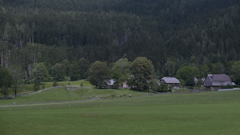 Traditionelle-Hölzerne-Rustikale-Bauernhäuser-In-Den-Slowenischen-Alpen-Mit-Umliegenden-Wiesen,-Zgornje-Jezersko,-Slowenien