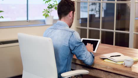 hombre de negocios casual que usa una tableta