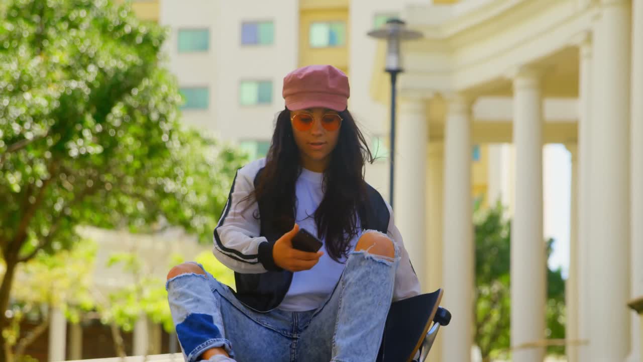 una joven y hermosa patinadora 4k