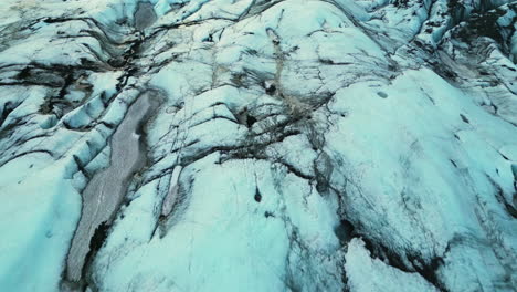 lago congelado islandés con bloques de hielo