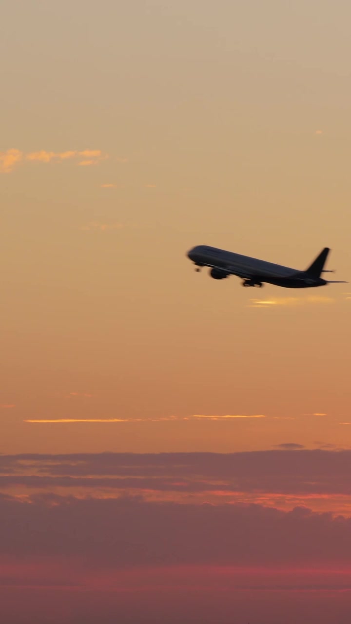 Aereo in volo nel cielo serale