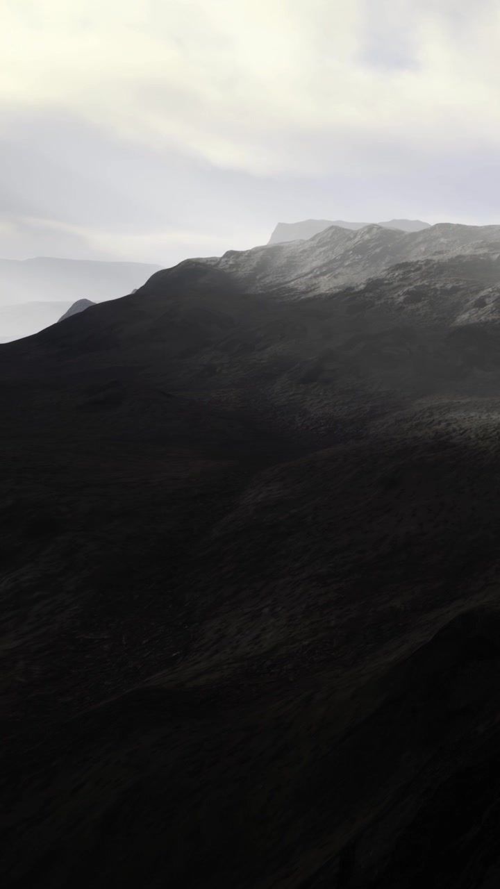 Bjerglandskab tidlig morgen med blødt lys og tåge