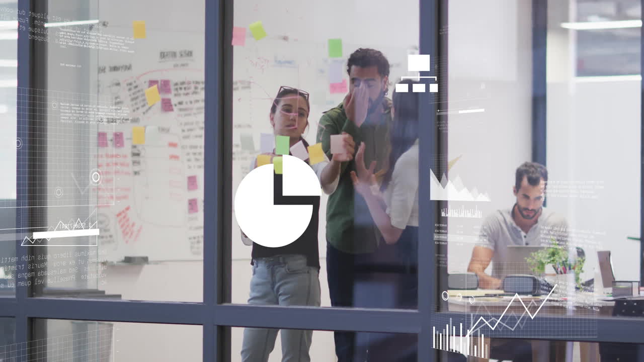 animación del procesamiento de datos financieros sobre diversas personas de negocios en la oficina