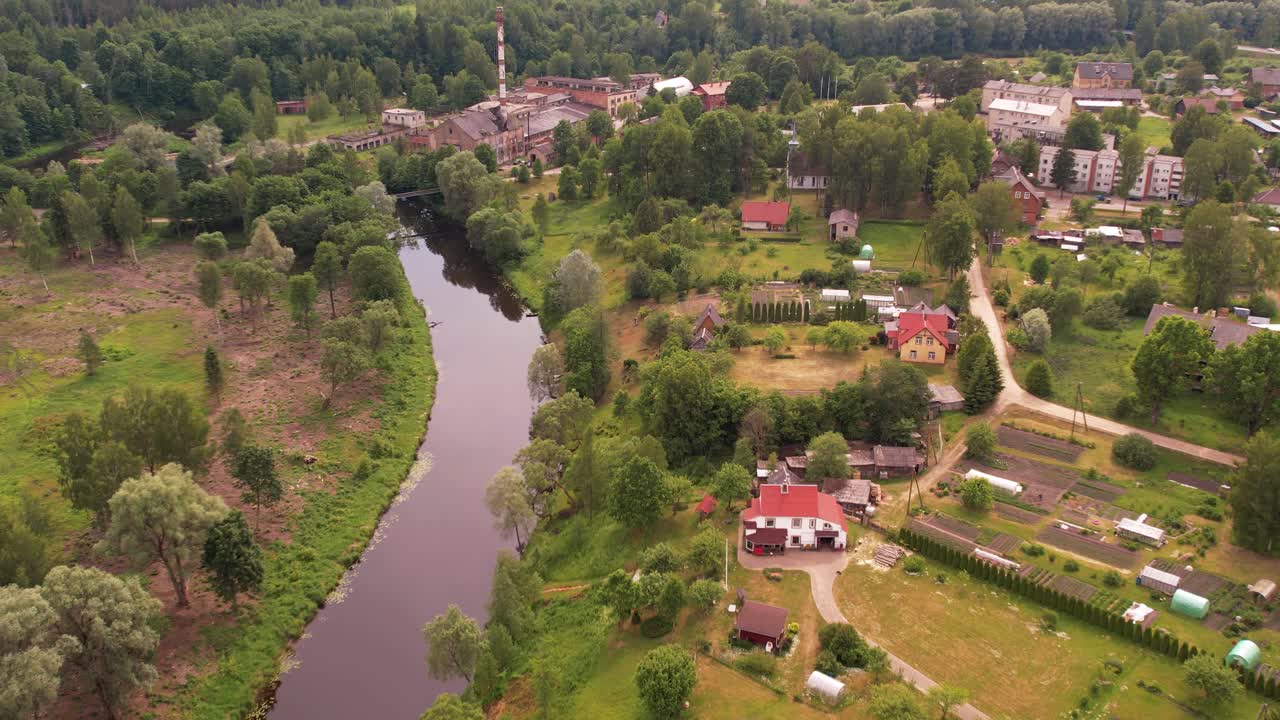 la pequeña ciudad de staicele junto al río salaca