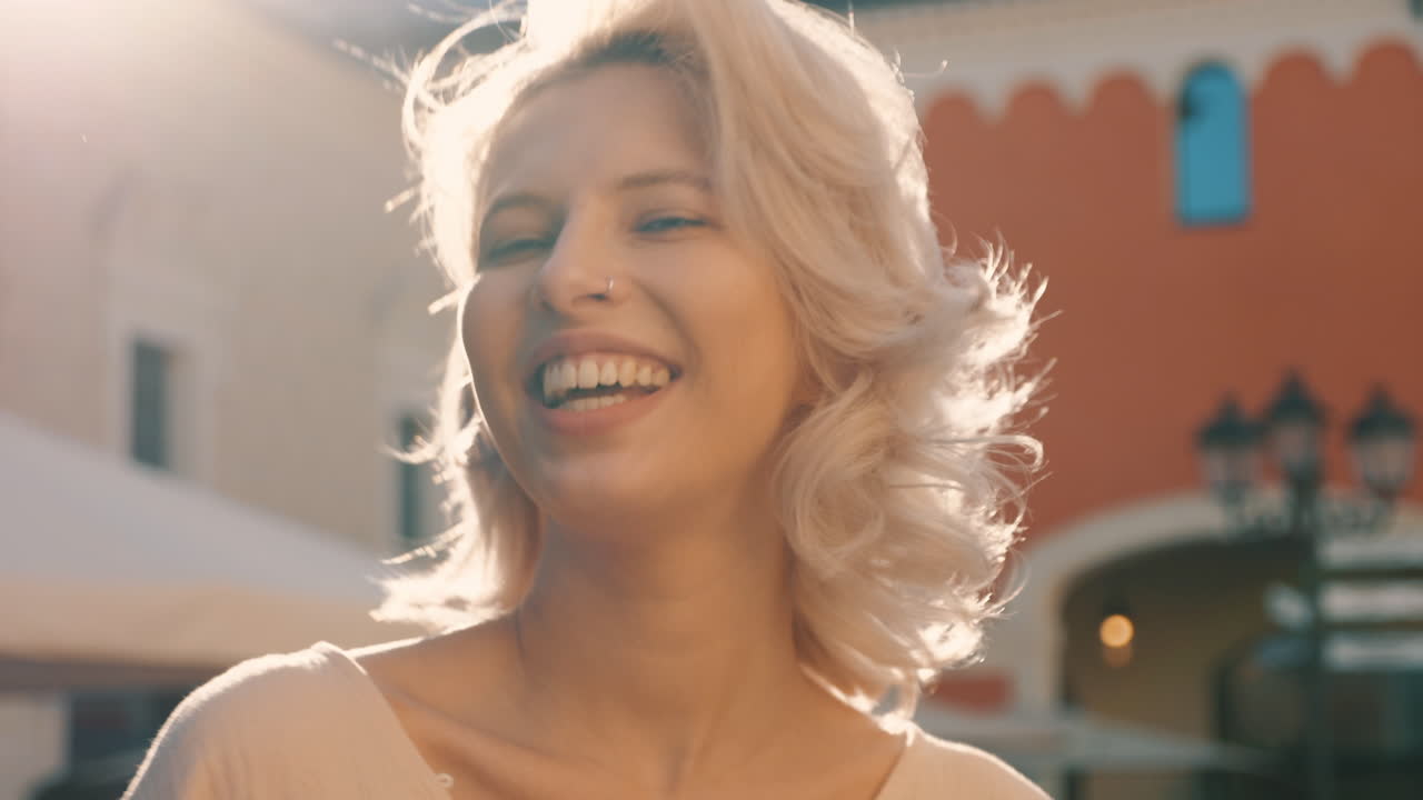 야외에서 웃는 여자