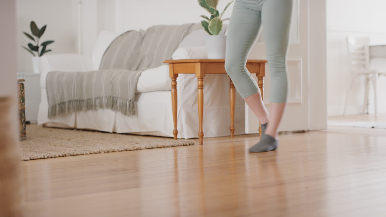 여성 다리가 춤을 추고 집에서 달  ⁇ 기 재미있는 춤으로 축하하는 주말에 재미있는 인식할 수없는 사람 4k