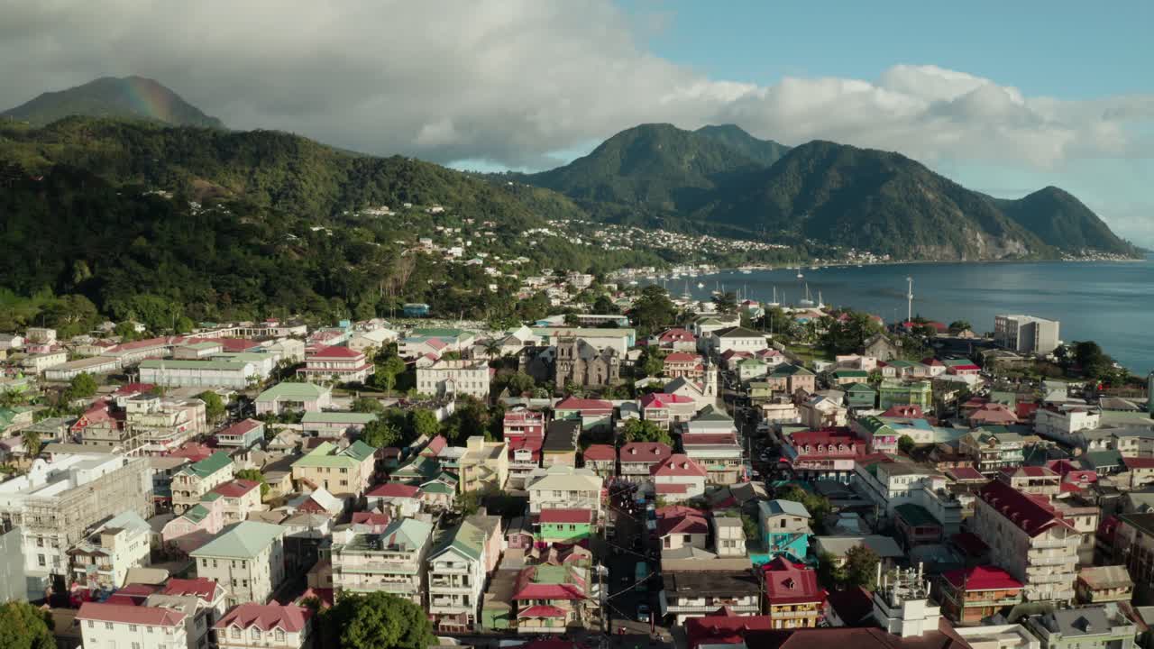 도미니카 로소 (roseau, dominica) 의 뒤쪽 에 대한 공중 뷰 트랙