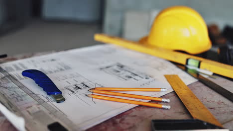 planos y herramientas de construcción